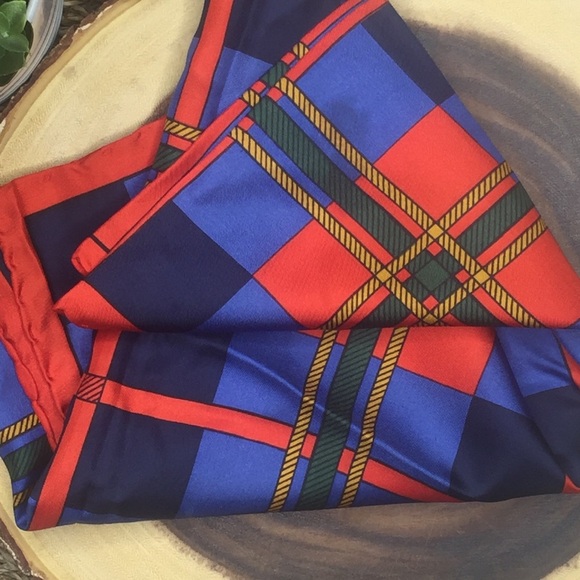 👛 Silky square Scarf in vibrant red & blue color - Picture 3 of 6